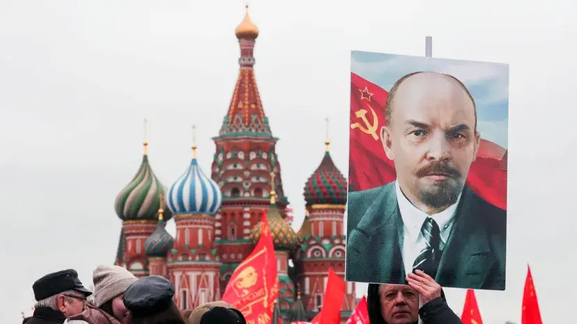 Um homem segura um retrato de Vladimir