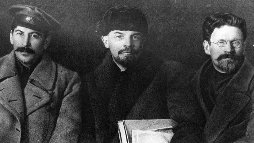 Vladimir Lenin (centro) 